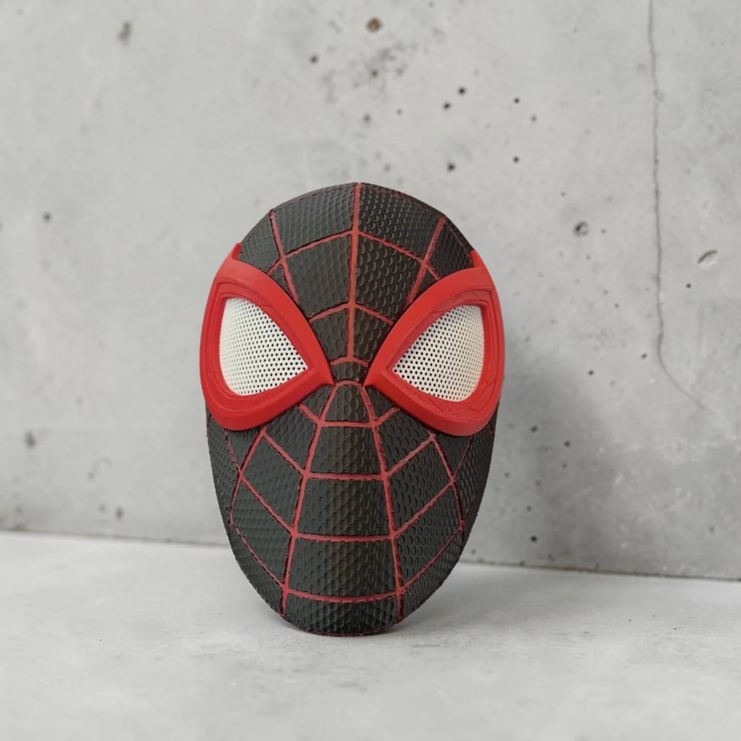 Miles Morales – Siyah & Kırmızı Örümcek Maskesi standlı 3D baskı maske